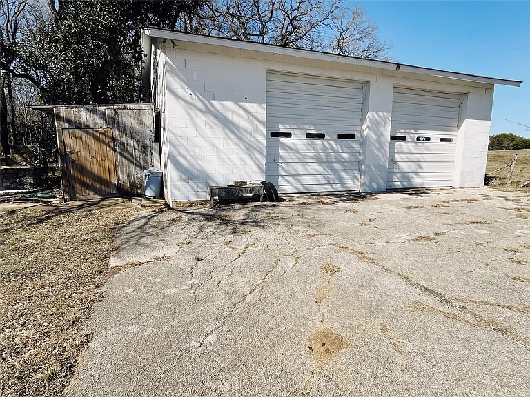 700 Shanklin Rd — Photo 14