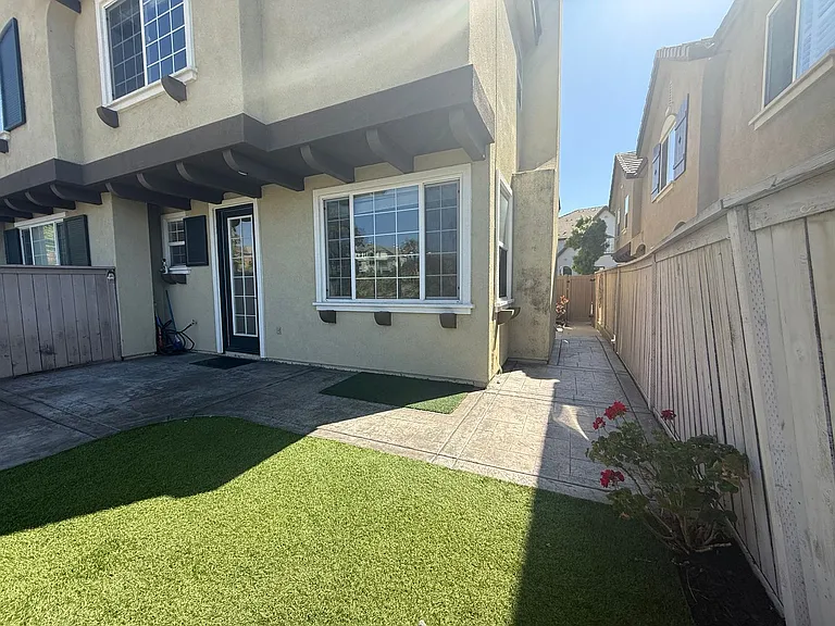 1357 Burgundy Dr — Photo 4