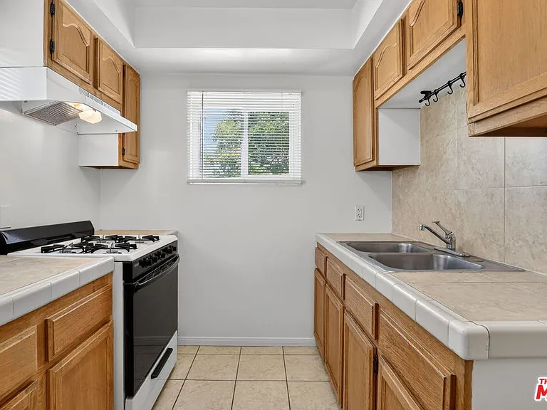 14721 Sylvan St #4 — Photo 10