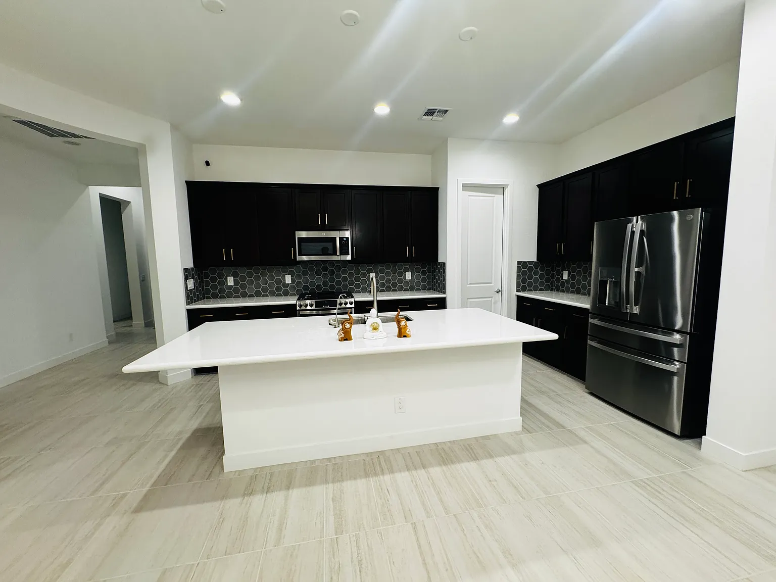 3 bed, 1982 sqft, $2,600 — Photo 3