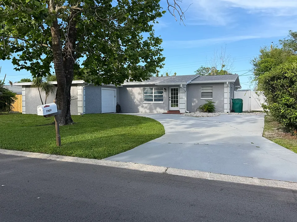1909 Oakwood Dr