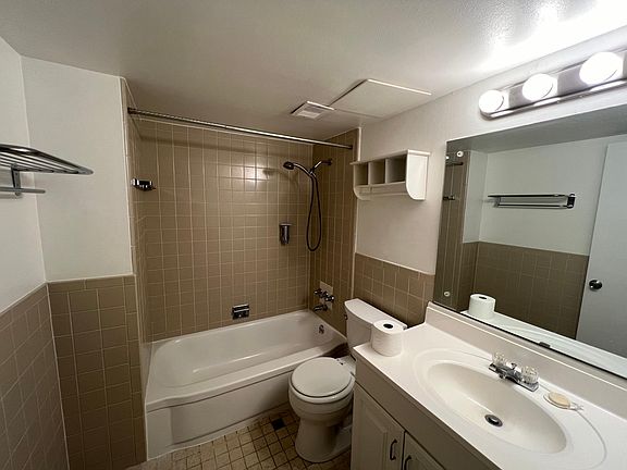 5th image of 608 Thunderbird Ct APT A