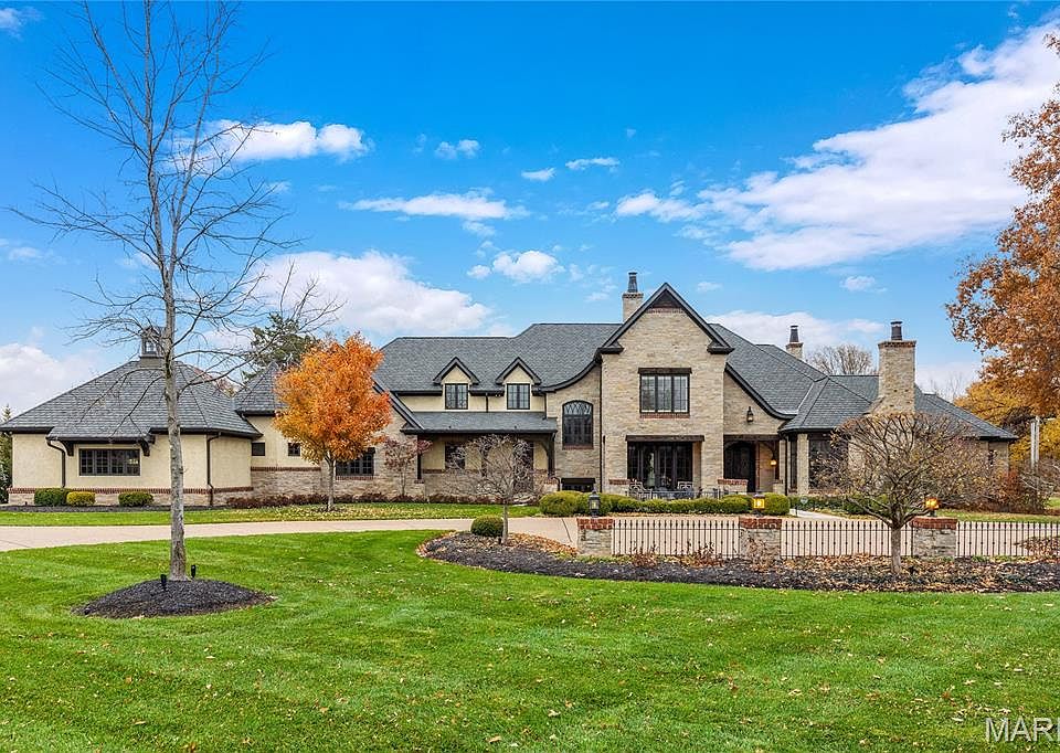 1st image of 8 Bridle Ln