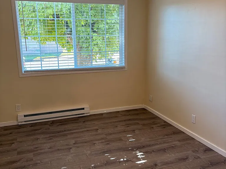 C2402 - Maple Court Apartments — Photo 36