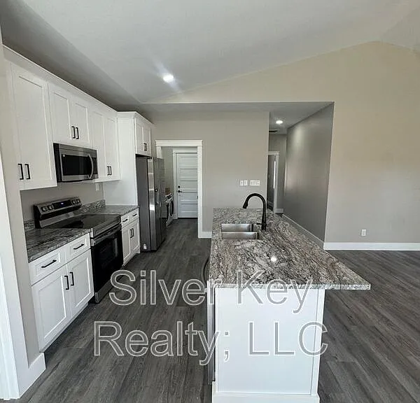 920 Stratford Ave — Photo 13