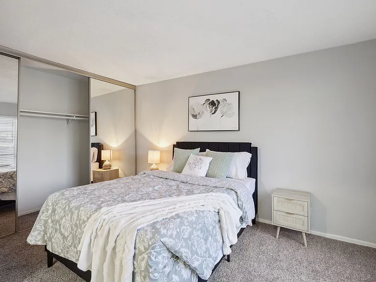 Hollyhills Apartments — Photo 33