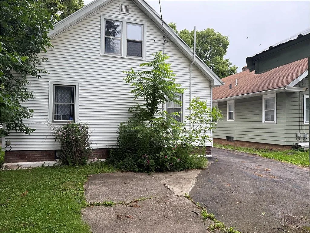 5 bed, 1716 sqft, $3,100 — Photo 2