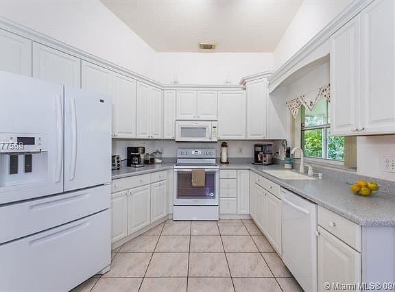 5th image of 19283 NW 22nd St