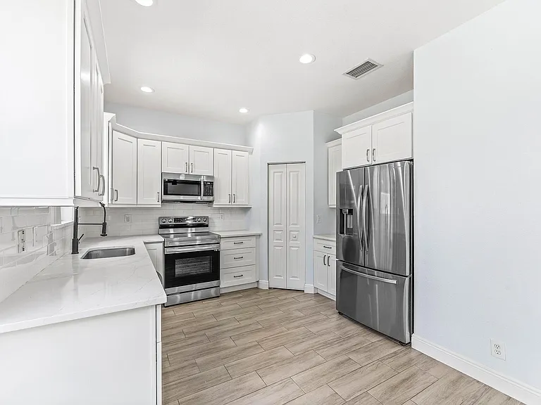 5477 Queenship Ct — Photo 10