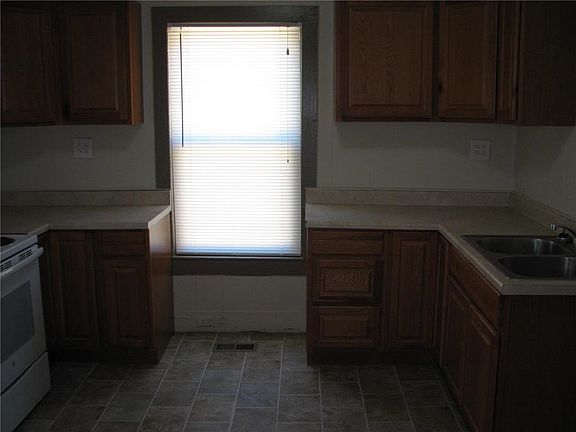 3rd image of 732 Olive St