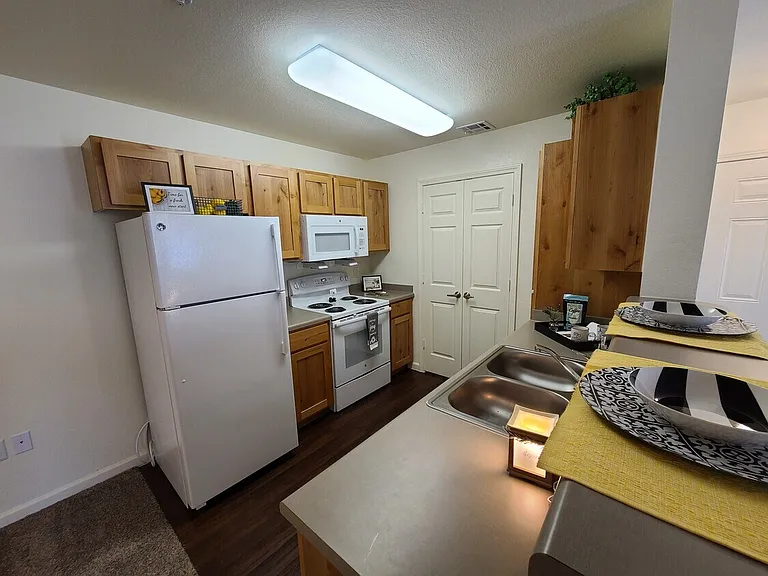 Western Springs Apartments — Photo 8