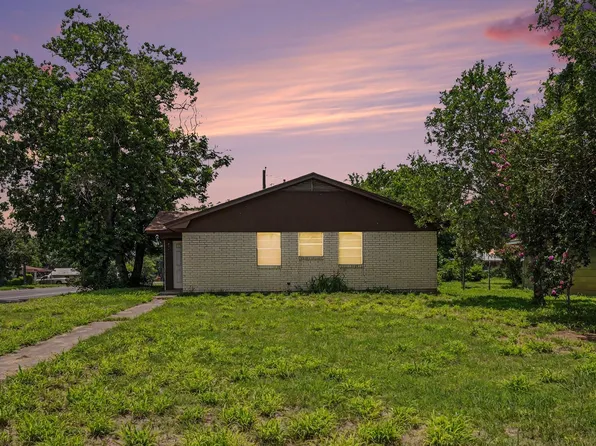 901 Coleman St, Poteet, TX 78065