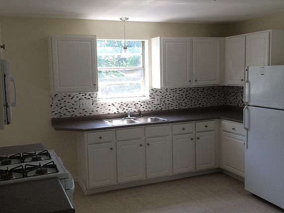 Renovated eat-in kitchen- 1st Fl