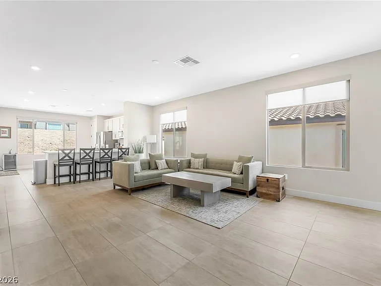 57 Lake Bluff Ct — Photo 5