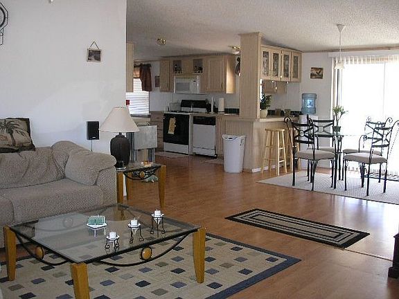 Living Room/Dining Area