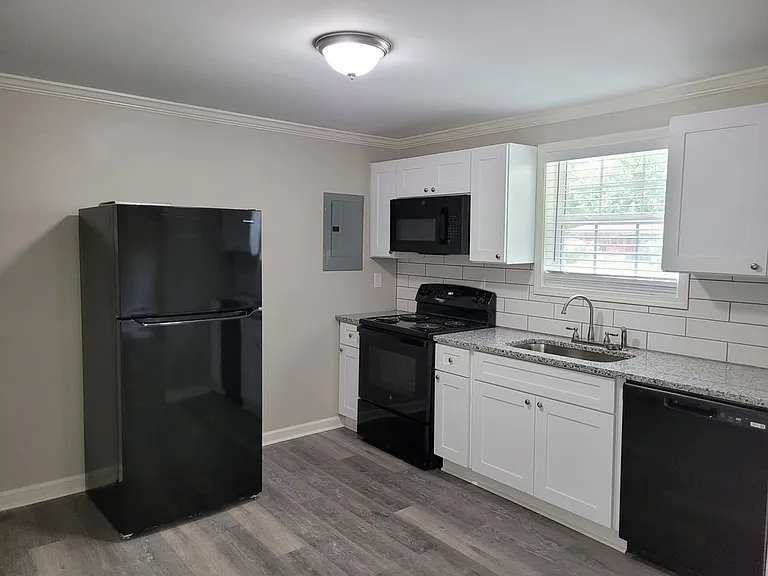484 Club Dr — Photo 9