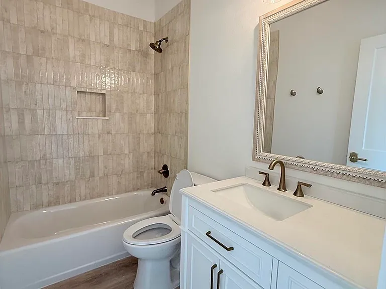 1901 N Davis Hwy — Photo 19