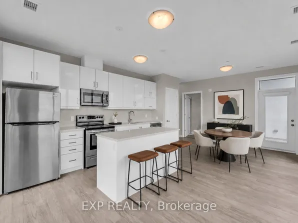 95 Dundas St W, Oakville, ON