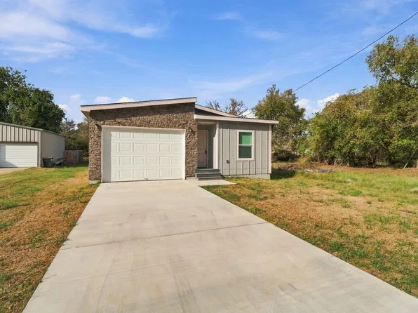 404 Bridge St, Cuero, TX 77954
