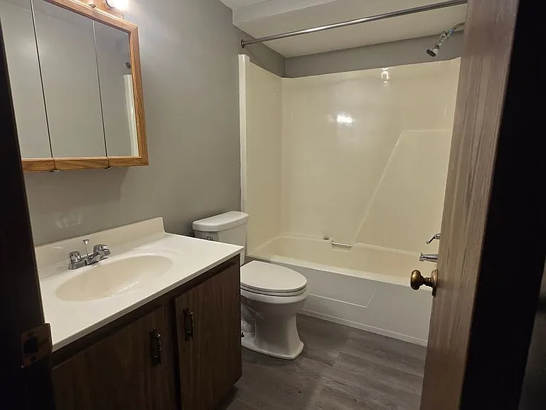 103-105 107 Martin Dr — Photo 16
