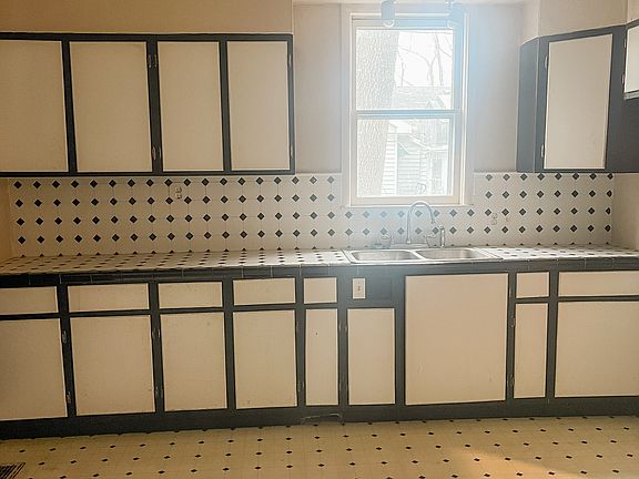 3rd image of 510 W Walnut St
