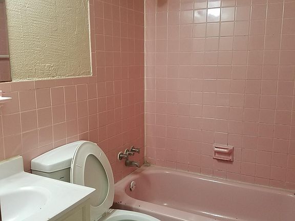 3rd image of 1034 Suburban Ave