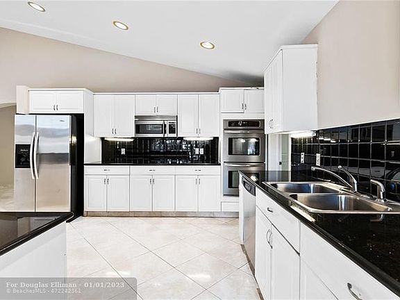 3rd image of 2425 E Las Olas Blvd