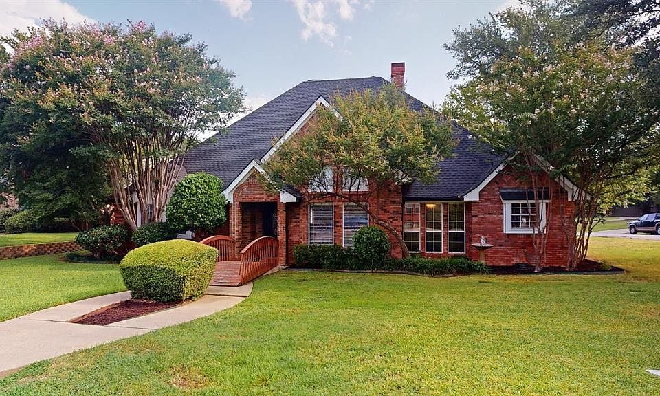 1st image of 421 Moran Dr