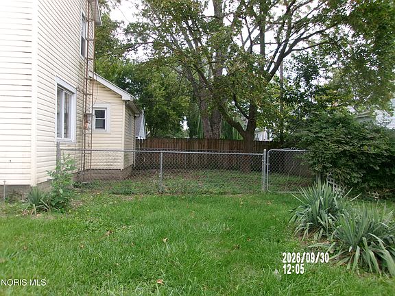 5th image of 203 E Oak St