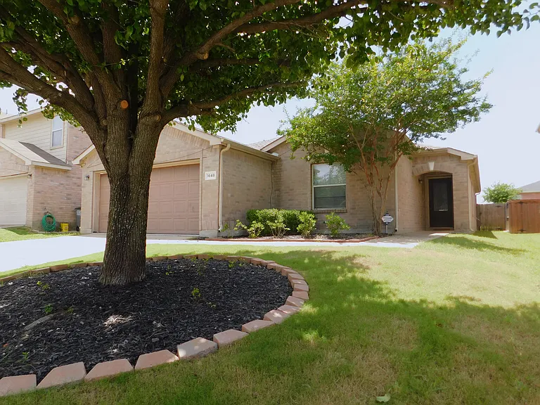 1648 Crown Point Dr — Photo 3
