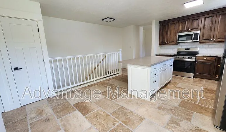167 W Center Earnshaw #B — Photo 11