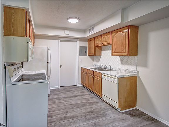 3rd image of 20396 Williamsburg Ct #204D