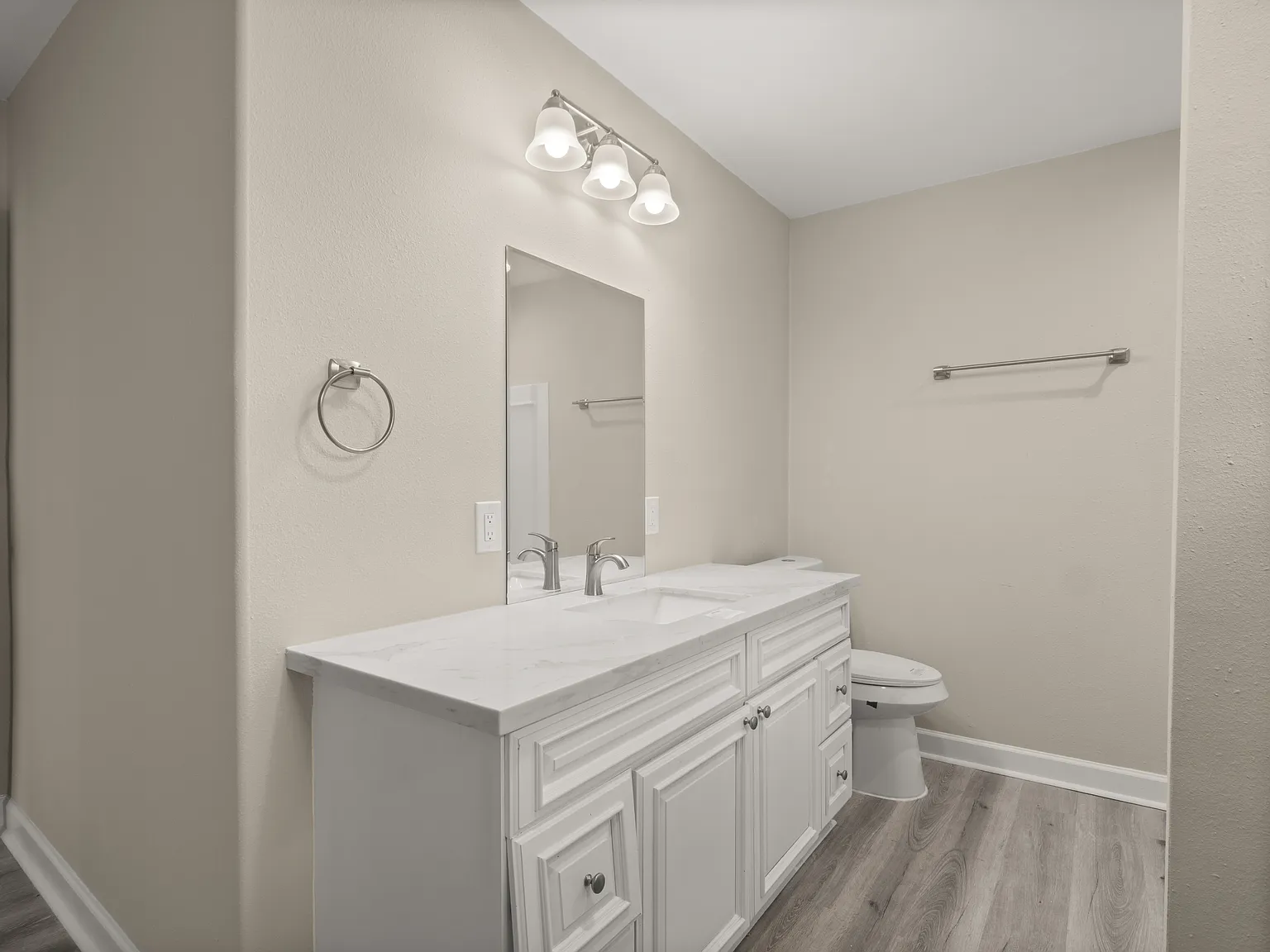 4 bed, 2.5 bath, 3050 sqft, $2,999 — Photo 2