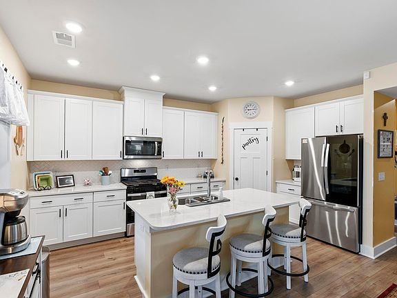 3rd image of 545 Laxton Rd