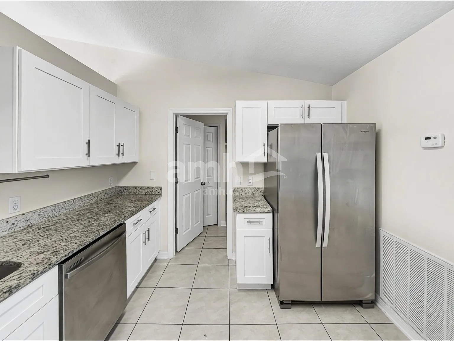 3 bed, 2.0 bath, 1264 sqft, $2,140 — Photo 3