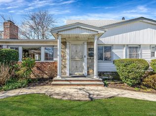 8526 Palo Alto St, Hollis, NY 11423