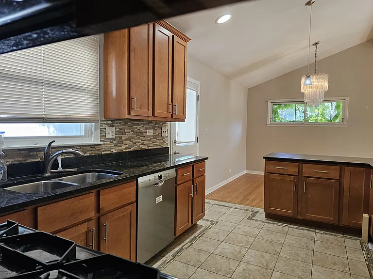 9924 Crawford Ave — Photo 7