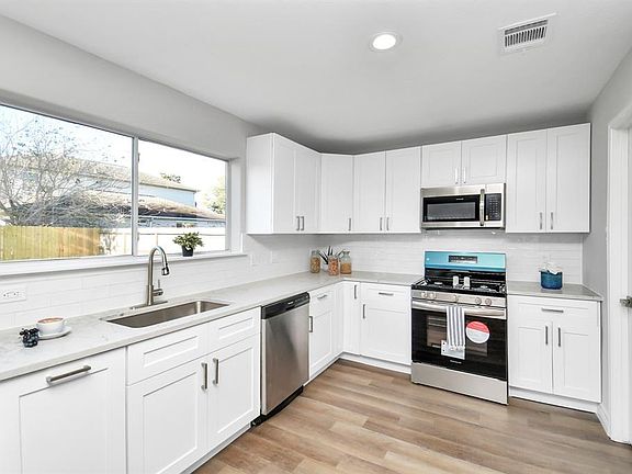 2nd image of 1914 Foxhill Drive