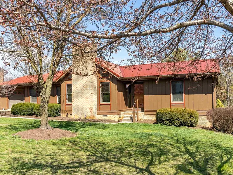 82 Rex Rd — Photo 1