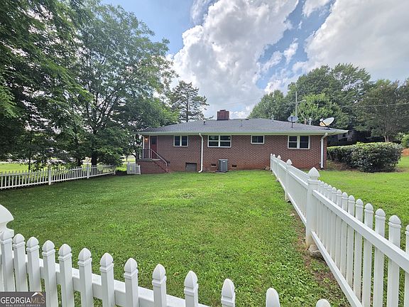 2nd image of 372 Foreacre St
