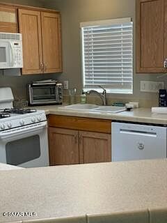 4th image of 24 Essex Dr