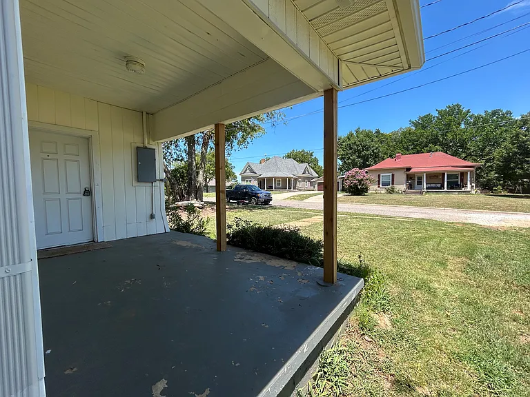 Big covered front porch.