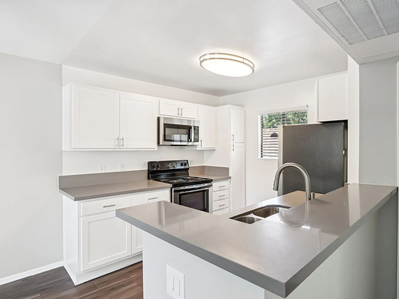 Creekside Alta Loma — Photo 2