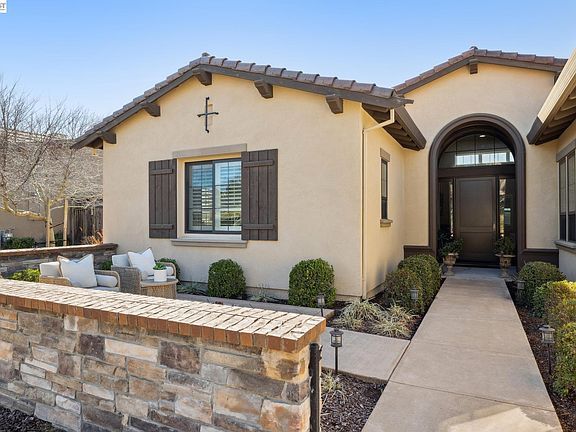 2nd image of 73 Stonebrae Rd