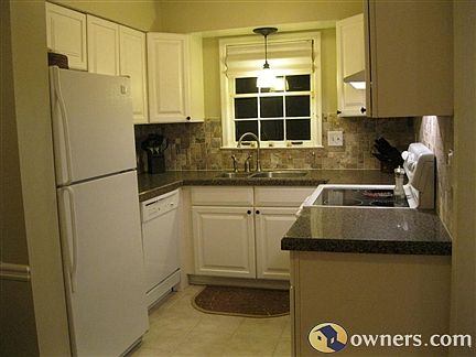 Chef's eat-in Kitchen w/ granite countertop