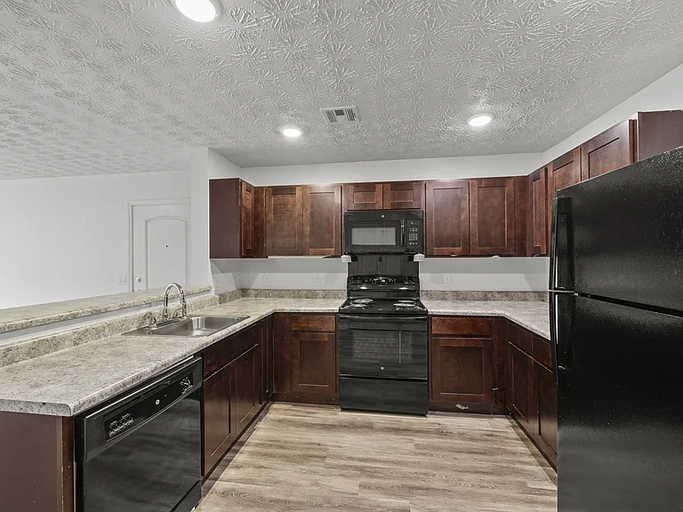 Whispering Creek Apartments — Photo 20