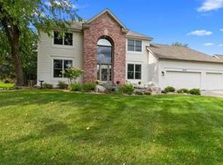 9028 Victoria Dr, Eden Prairie, MN 55347