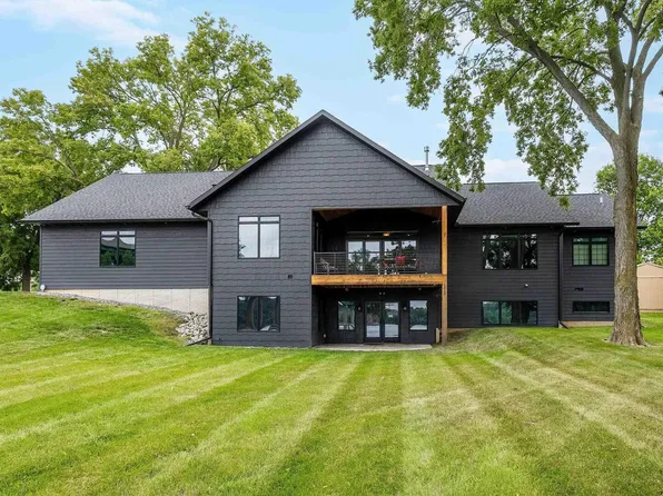 1515 Canal Shore Dr SW, Le Claire, IA 52753