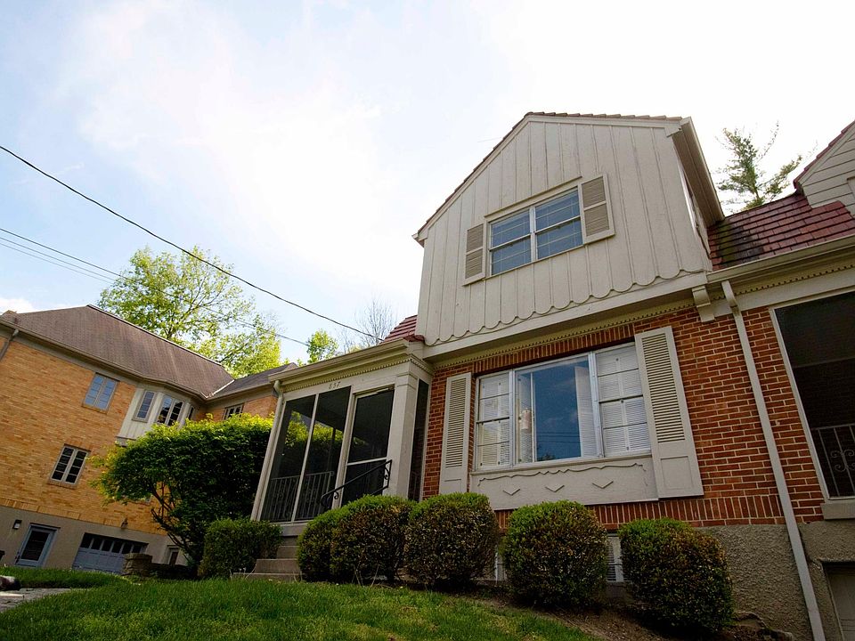 Private entrance with enclosed porch