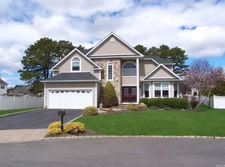 3 Gardenia Ct, Holtsville, NY 11742